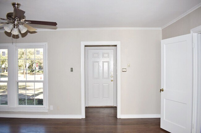 Photo - Beautiful 3-2-1 on huge corner lot in Ft. ...