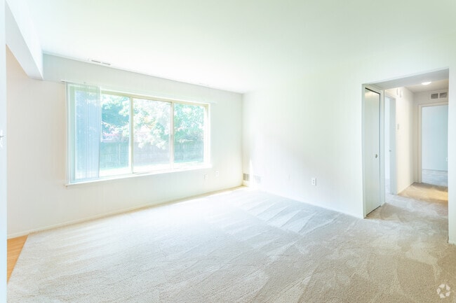 2 BR, 1 BA - 900 SF