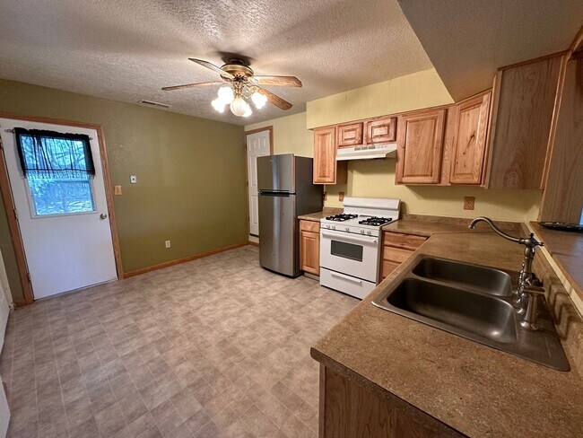 Photo - 3 bedroom 1.5 bathroom townhouse for rent ...