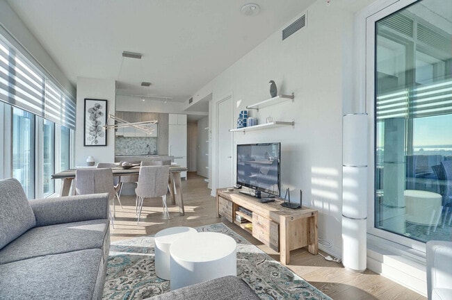 Building Photo - 1215 Rue Saint-Antoine O