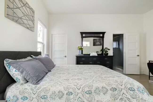 Photo - 1503 Tuam St