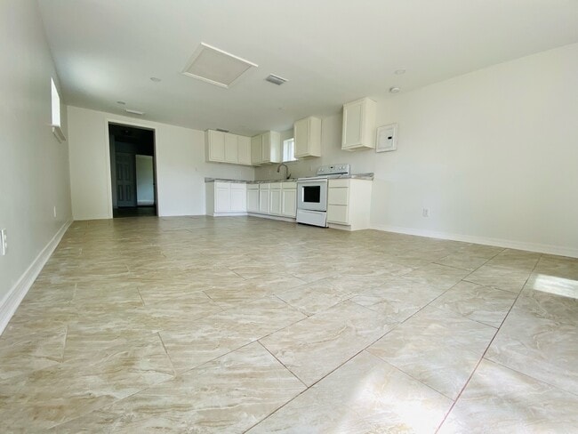 Photo - 7527 Douglas St