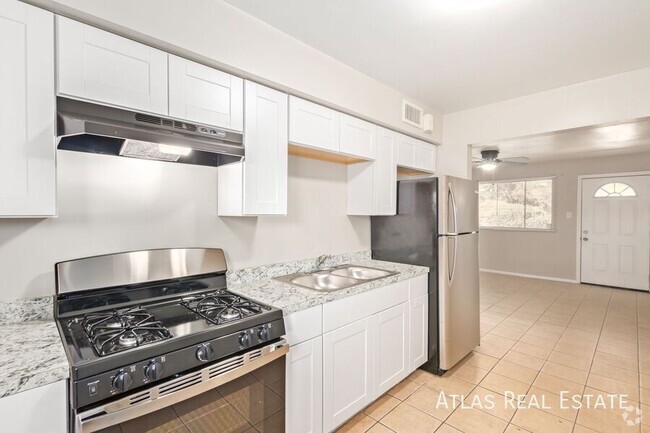 Building Photo - Recently Remodeled Garden Style 2 Bedroom Unit 01 Rental