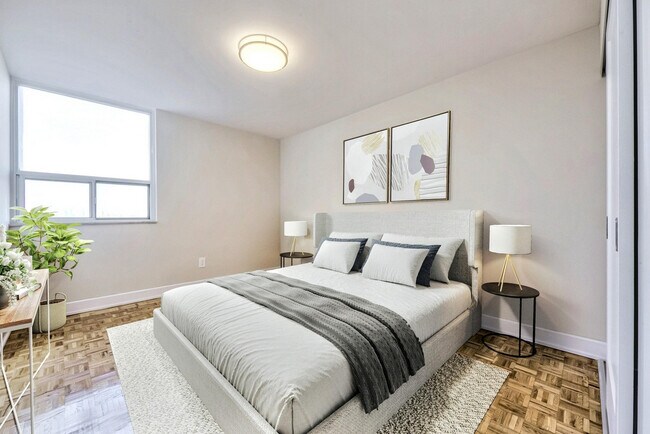 Photo - Upper Canada Court, Centre