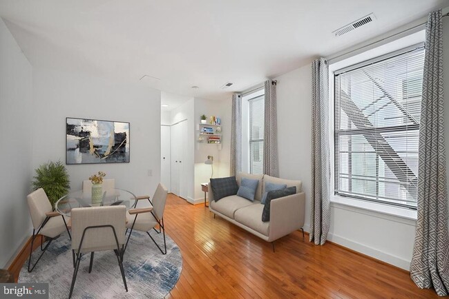 Building Photo - 2305 18th St NW Unit 303