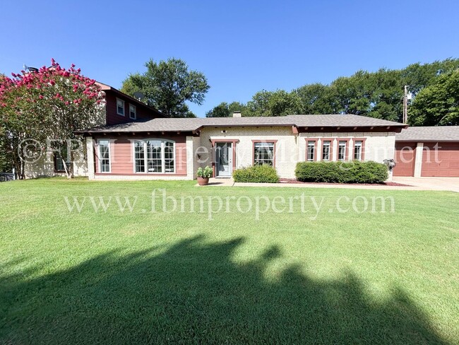 Building Photo - 654 S Falling Leaves Dr Rental