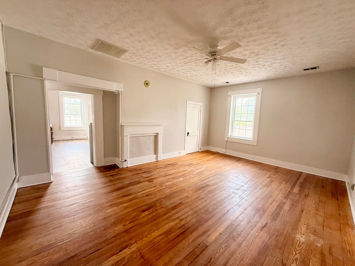 Photo - 101 W Broadway St