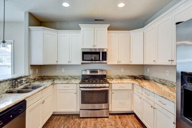 Photo - 813 Evelyn Way