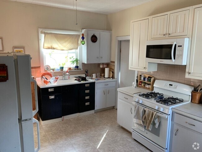 Building Photo - Gigantic 3 bed unit near Davis Square in S... Rental