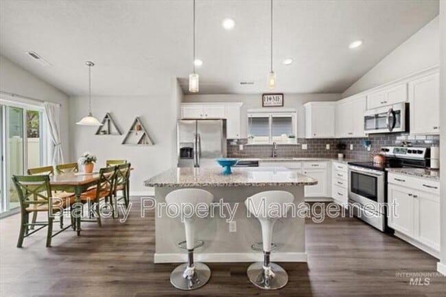 Photo - 260 W Waukesha St