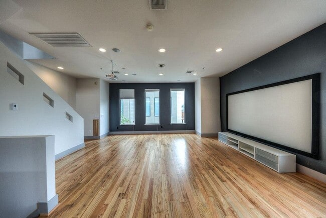 Photo - Well-Maintained Union Square Beauty With Skyline Views
