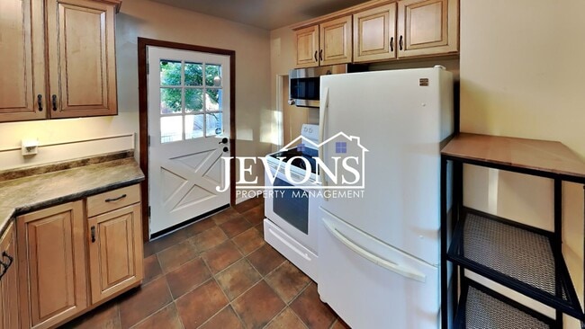 Photo - $895 Rent Credit - Charming 3-bedroom home with washer and dryer, an equipped kitchen, and nearby...