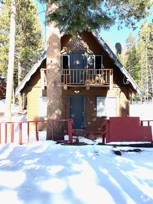 Building Photo - Modern & Bright 2-Bedroom Home in the Hear...