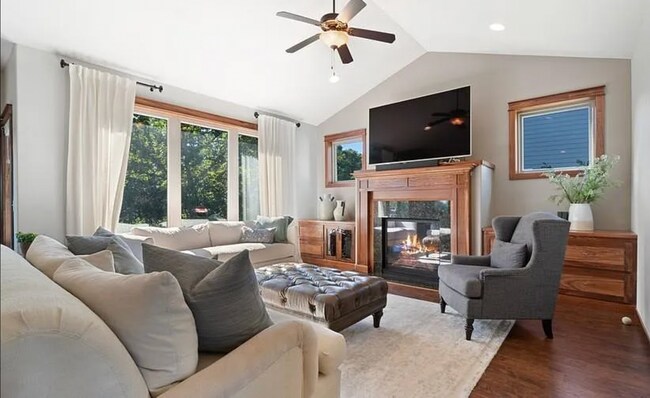 Photo - 944 Cove Ct NW