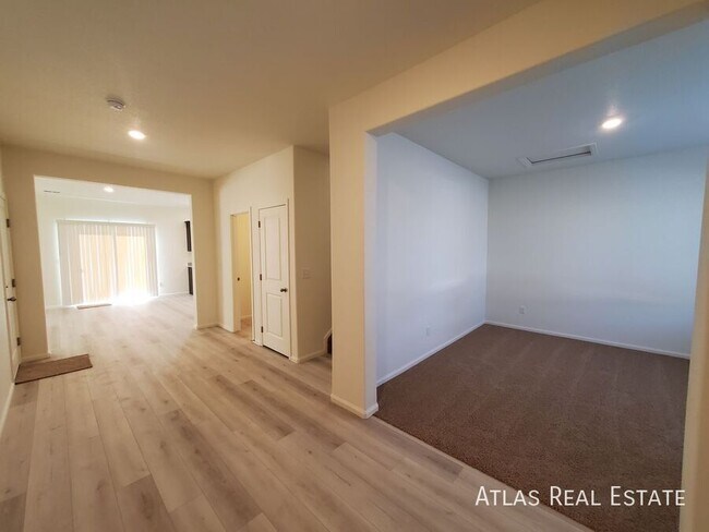 Photo - 883 Emerald Lakes St