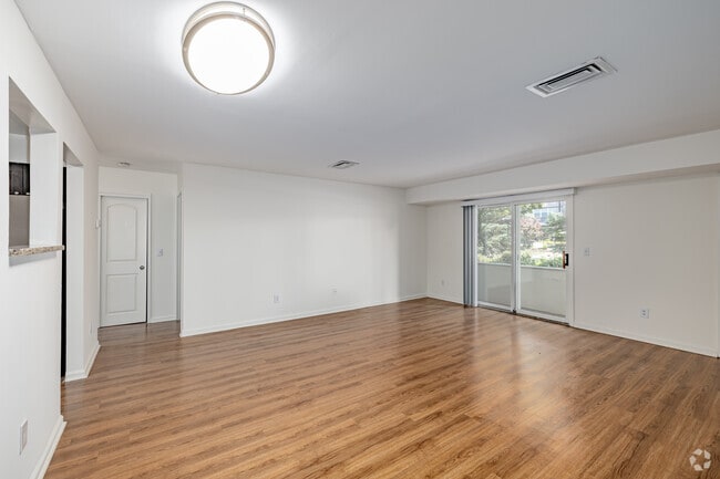 2BR, 2BA - 1,138SF - Living Room