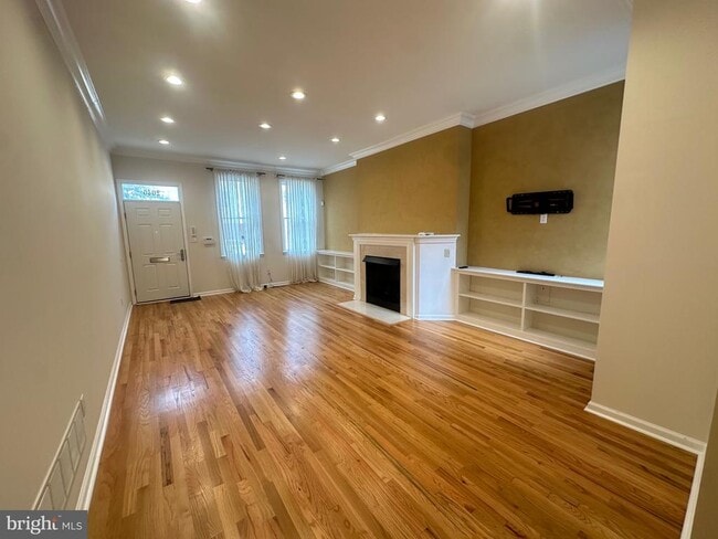 Building Photo - 2046 Bainbridge St Rental