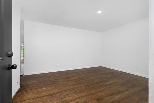 Photo - 3 bedroom, 2 bath recently renovated in So...