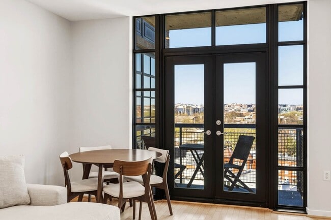 Photo - Mt Vernon Square Condo | 1 Bed | 1 Bath | 700 Sf | Private Balcony Unidad 1103