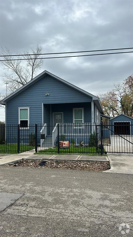 Building Photo - 2016 Brackenridge St Rental