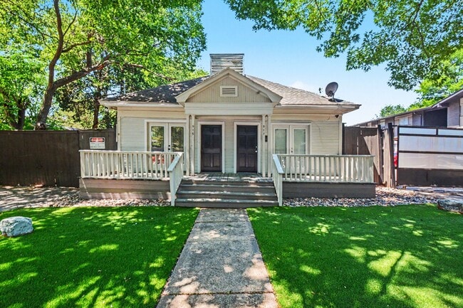 Building Photo - Bungalow- 915