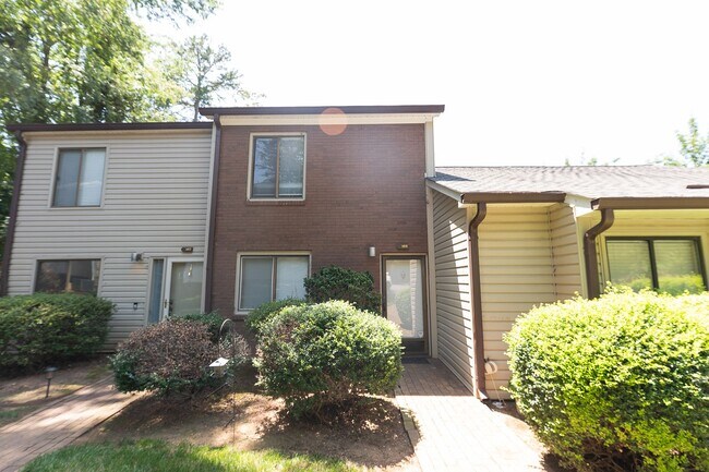 Building Photo - Charming 2 BD, 2.5 BA Townhome w/ a Community Pool in a Prime Winston Location