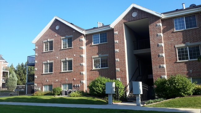 Front Of Condo Building - 325 W 700 N Unit 12