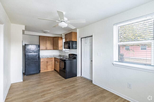 1BR, 1BA - 520SF - Living Room/Kitchen