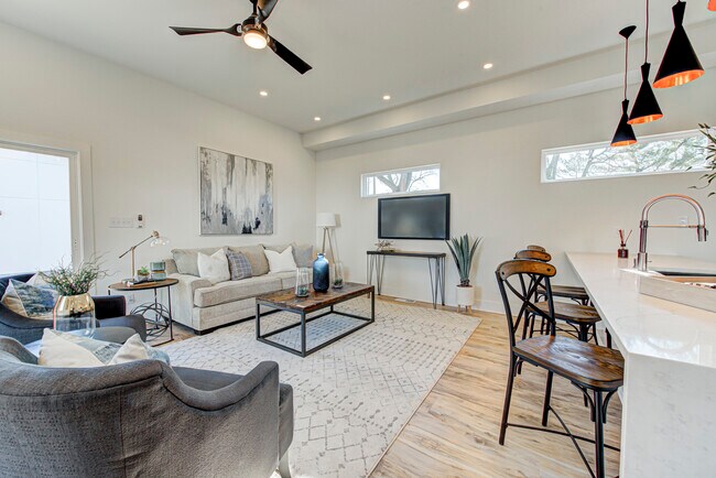 Photo - 1026 St Peter St