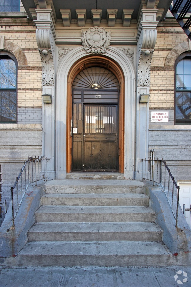 206 Scholes St