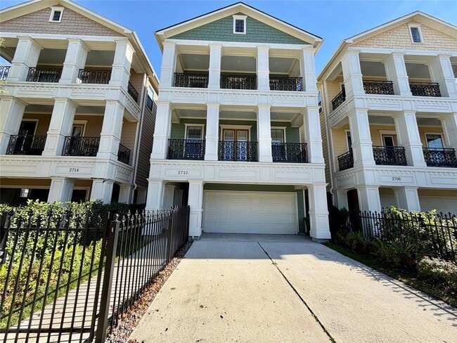 Photo - 2710 Nicholson St