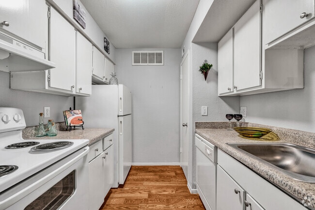 1BR, 1BA - 635SF - Kitchen - Sterling Point