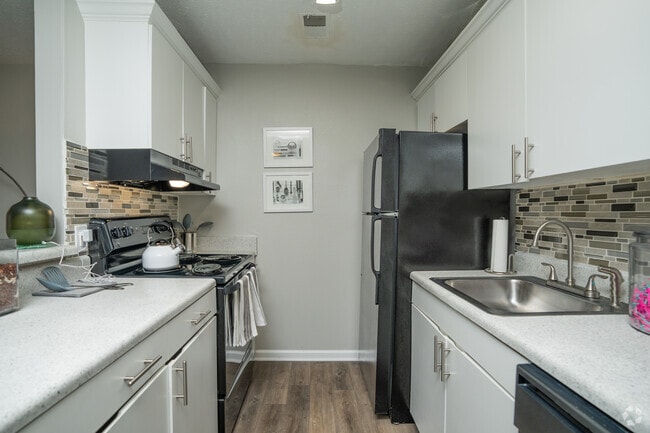 2BR, 2BA - 1,036SF - Kitchen