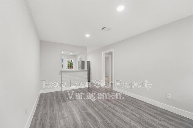 Photo - 4630 Clover St