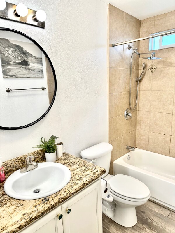 Photo - 1472 Iris Ave