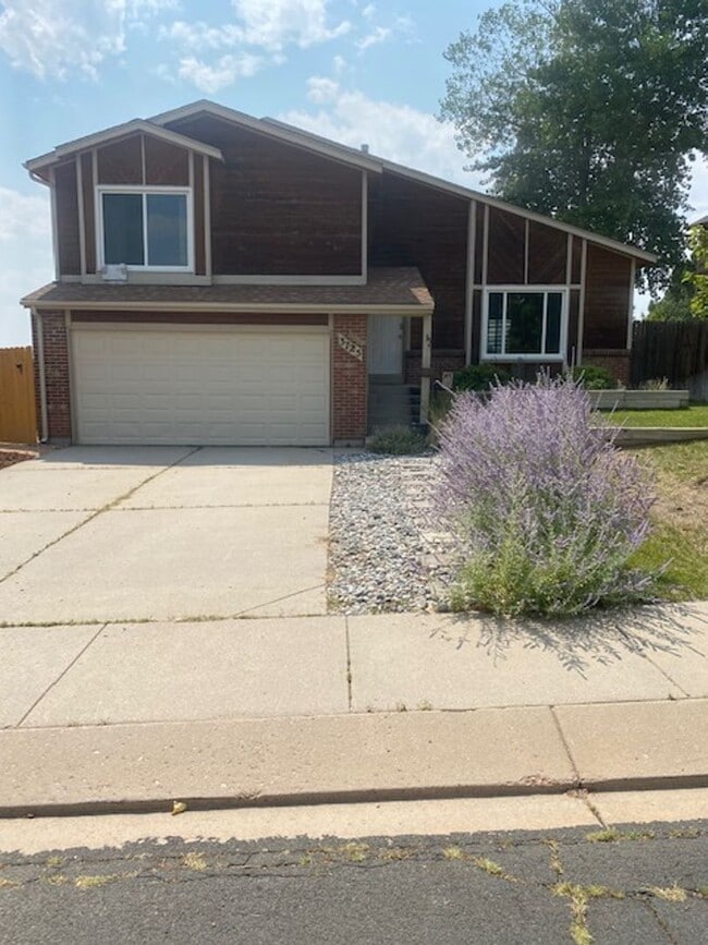 Building Photo - 3 Bedroom Tri-level in Woodland Hills