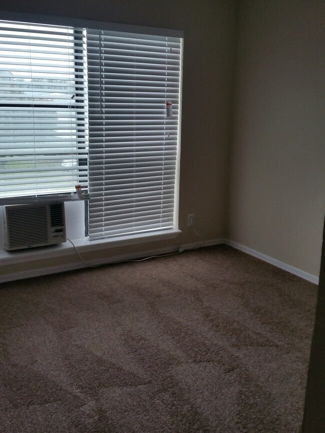 Building Photo - 2 bed 2 bath with washer/dryer connections Unit 24A