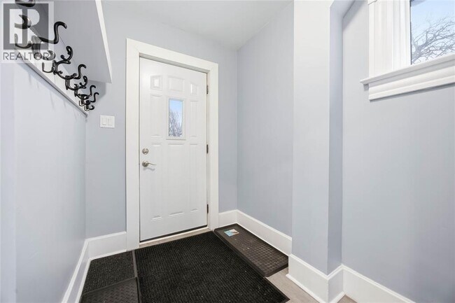 Photo - 243 Brock St S