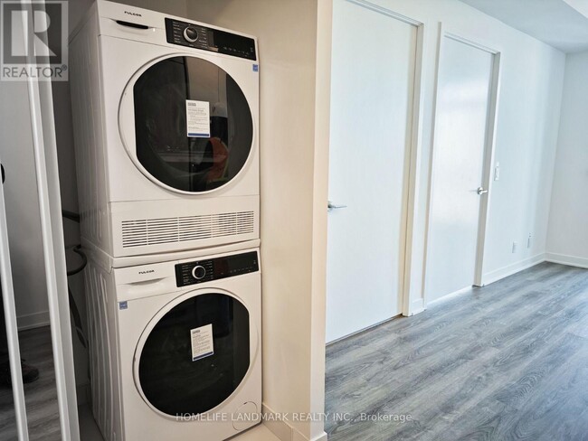 Photo - 180 Front St E Unit 3915