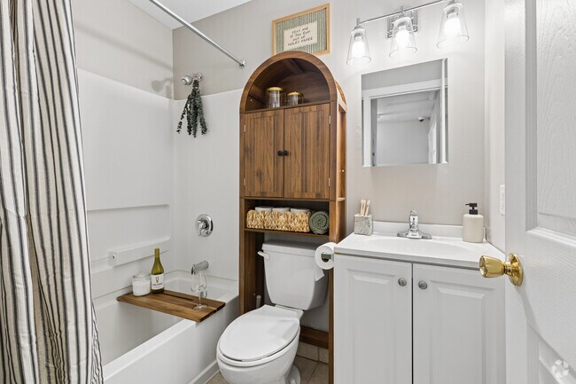 2BR, 1BA - 820SF (Phase 1) - Bathroom