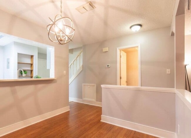 Photo - 1749 Beechwood Cir S