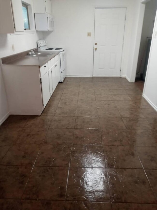 Photo - 2 bedroom and 1 bathroom unit ready to move in in Charlotte. Unit # B