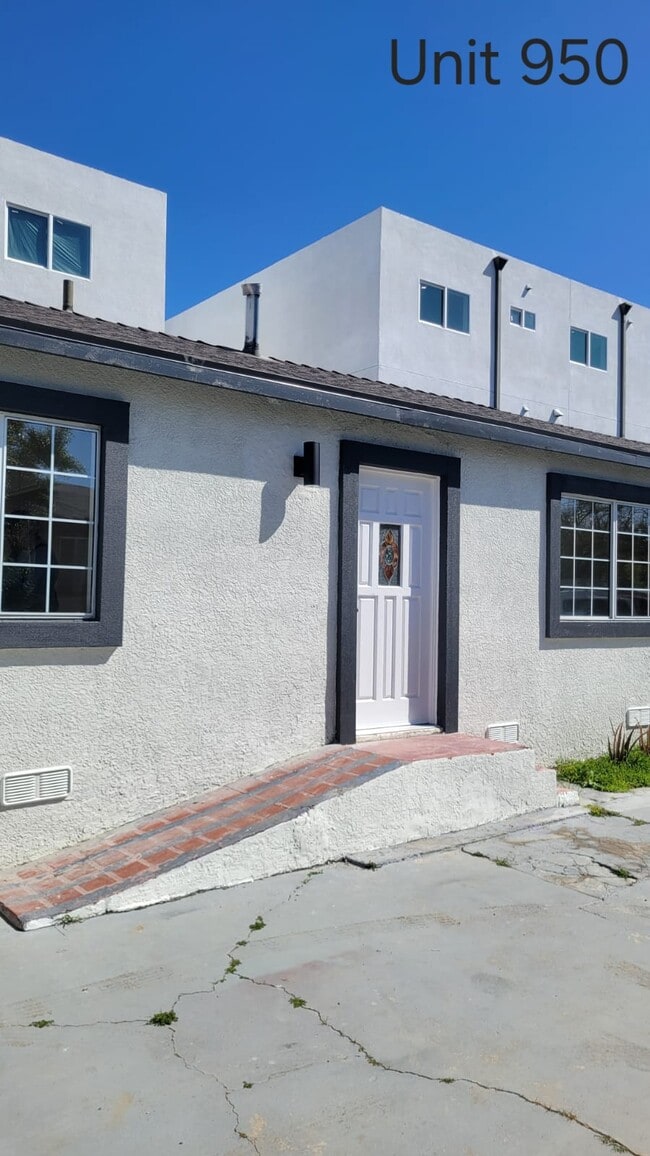 Photo - 950 N Kingsley Dr Unit 950