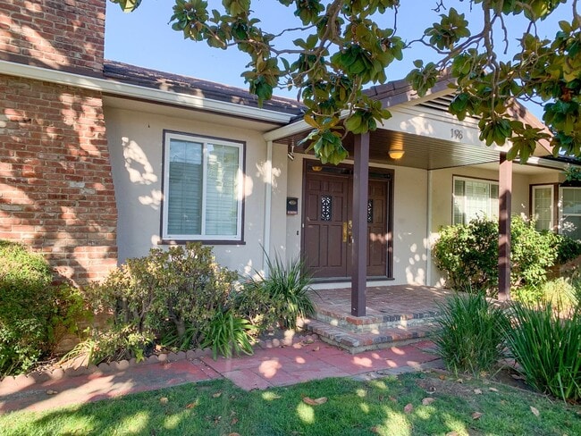 Building Photo - Exceptional Mountain View Home with Guest Suite Near Downtown