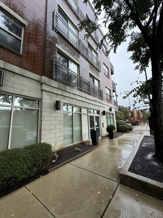 Building Photo - 1155 W Roosevelt Rd Unit 204