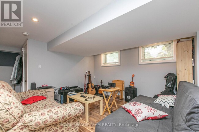Photo - 1579 Digby St