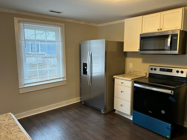 Photo - 3 Bedroom Home in Belmont Community!