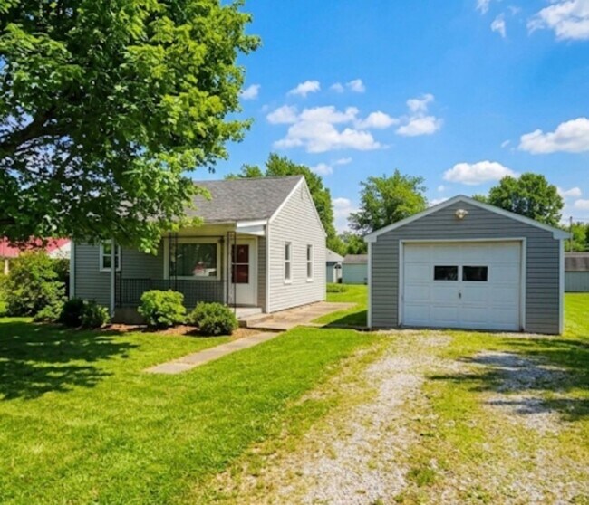 Building Photo - Adorable 2 Bedroom 1 Bath country setting in the city