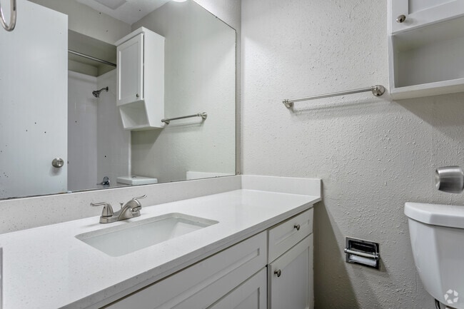 1BR,1BA - 564 SF A1 - Bathroom - Parkwyn Townhomes