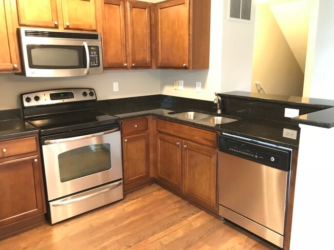 Building Photo - 994 Hartford Village Blvd Rental